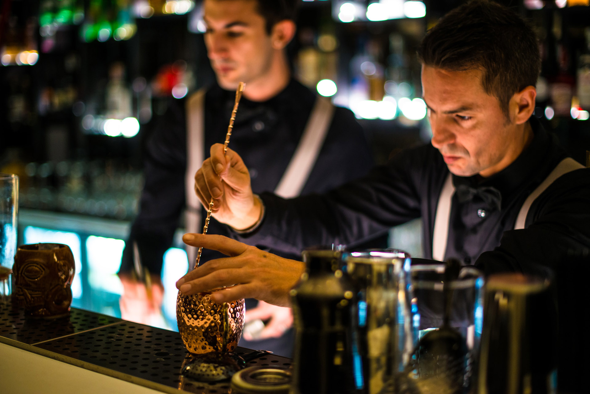 Bartender al lavoro