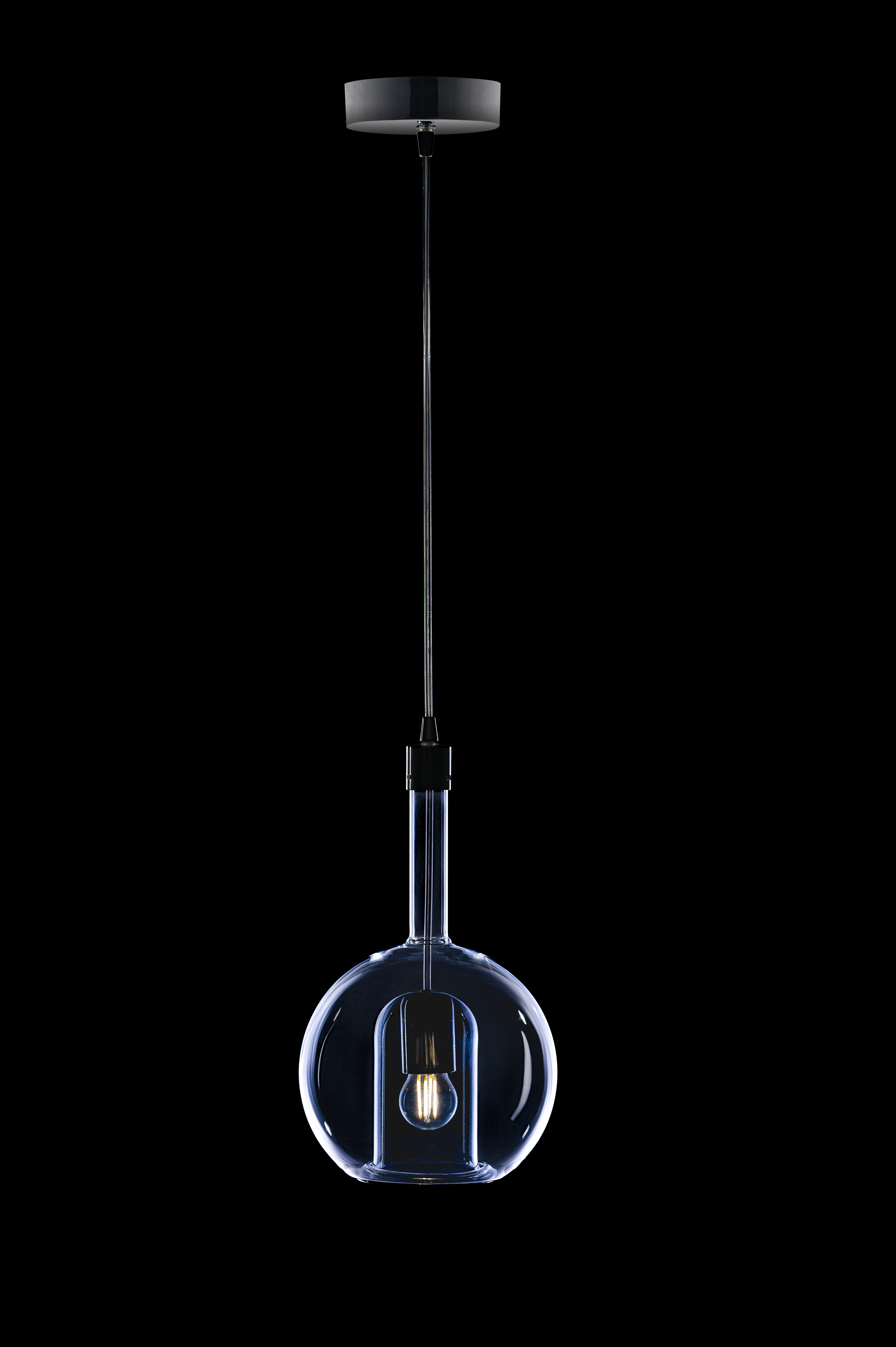 Lampada in studio su fondo nero